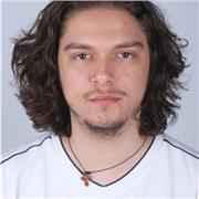 Professeur de philosophie et d'anglais niveau C2 donne cours à Paris et en distanciel à des élèves de tout âge et de tous les niveaux, depuis les grands débutants jusqu'aux avancés.